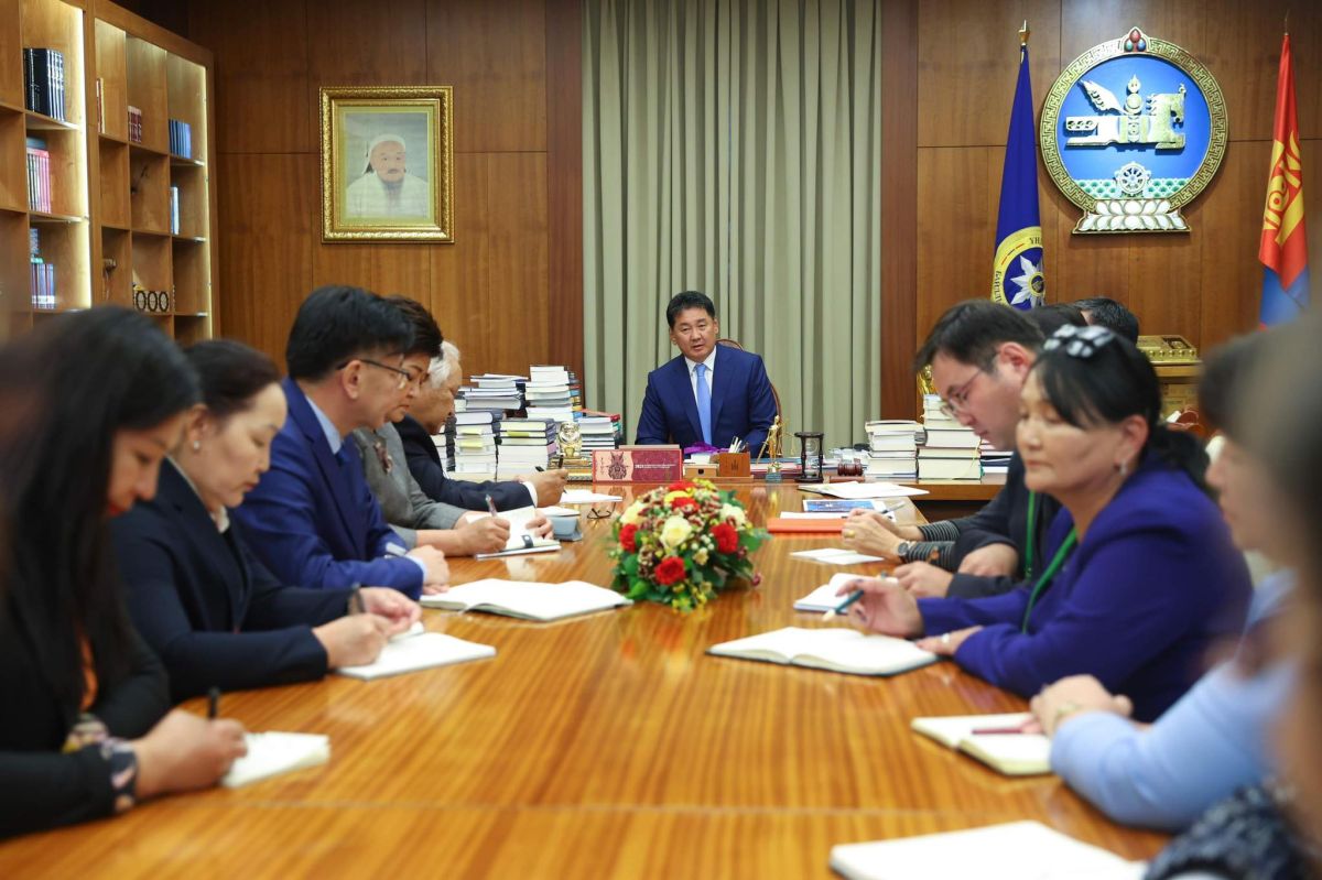 Монгол Улсын Ерөнхийлөгч У.Хүрэлсүх Эрдэмтдийн зөвлөлийн гишүүдийг хүлээн авч уулзав